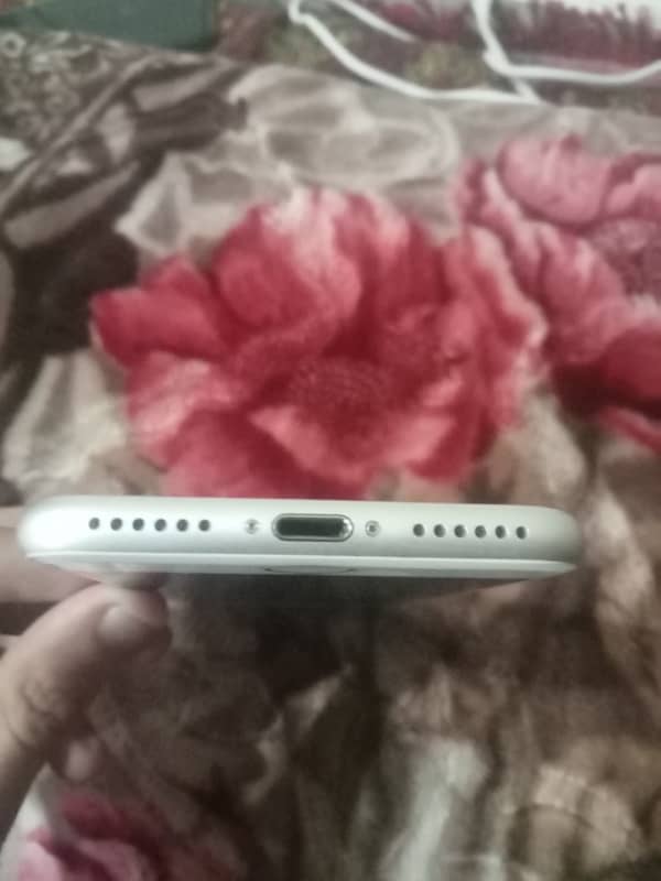 IPHONE 8 USED LIKE NEW 4