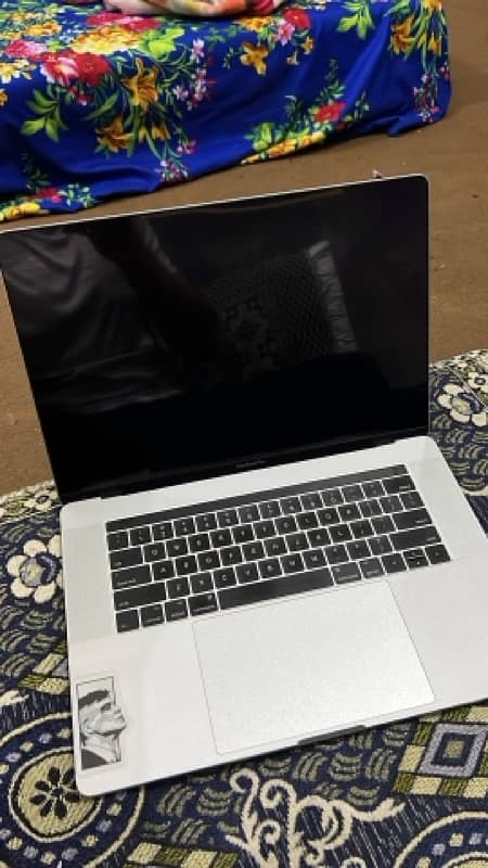 macbook pro 2017 with touch bar, SSD 500GB condition 10/10 2