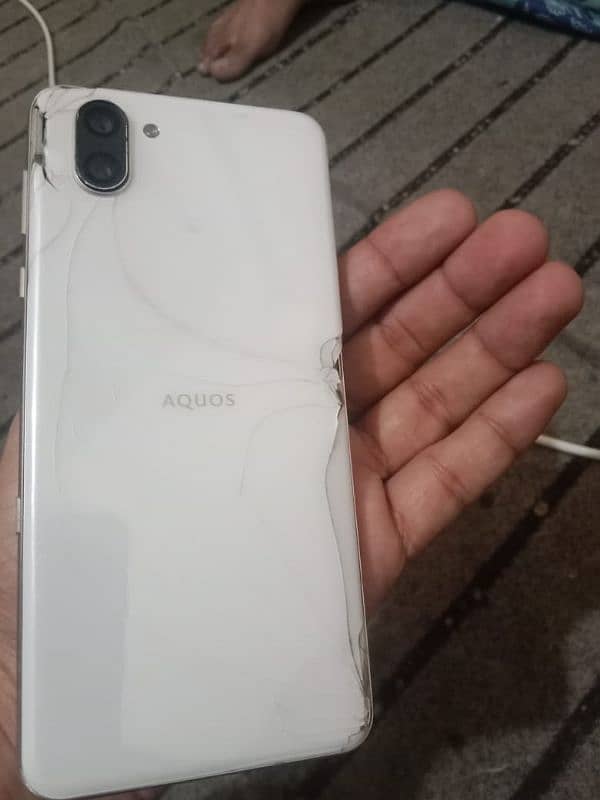 Aquos r3 Non pta Back broken 1