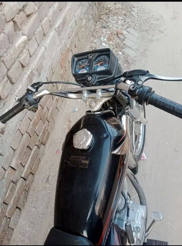 Honda CG 125 2019 model saf condition me h no exchange only cash 3