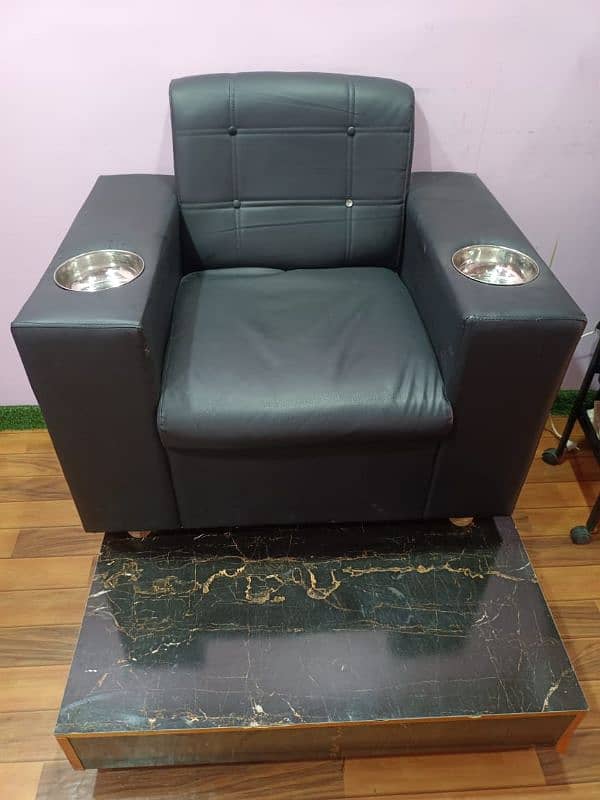 pedicure sofa available in excellent condition 0