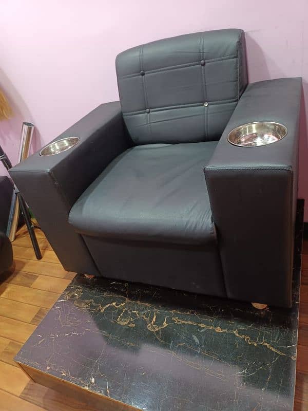 pedicure sofa available in excellent condition 1