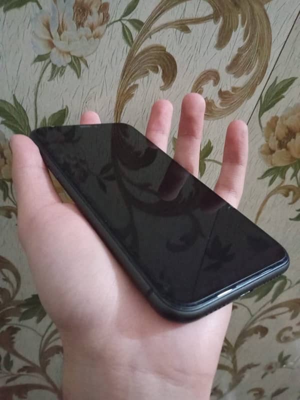 I want to get a new phone, so I'm selling this one. 1