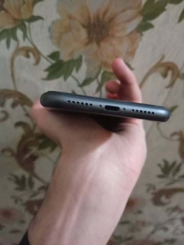 I want to get a new phone, so I'm selling this one. 2