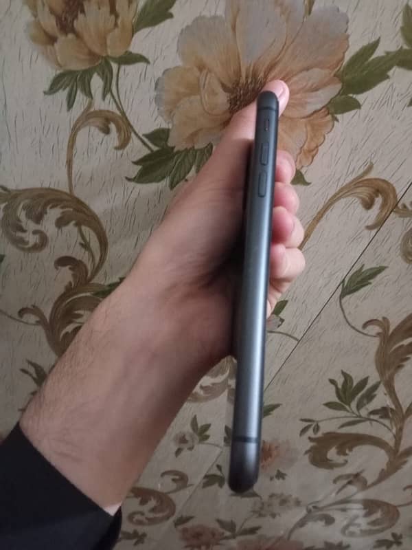 I want to get a new phone, so I'm selling this one. 3