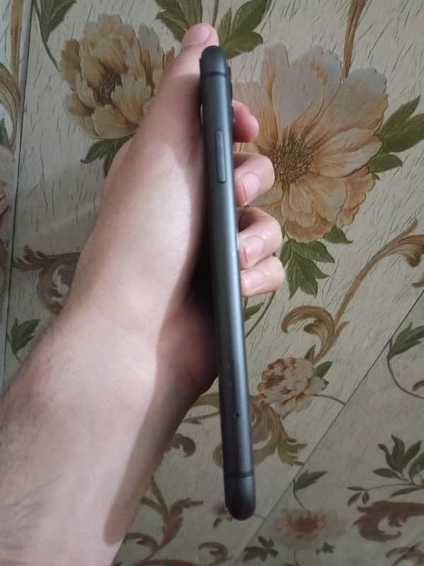 I want to get a new phone, so I'm selling this one. 4