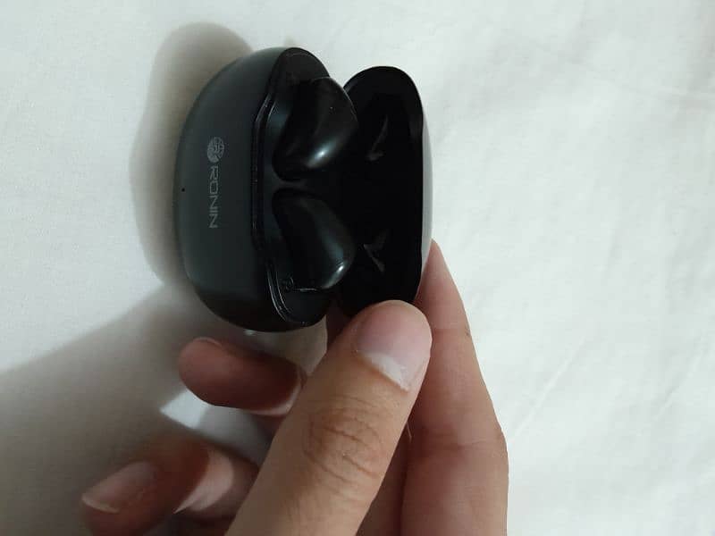 Ronin R 475 earbuds 1