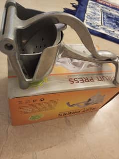Juicer fruit press in pure metal