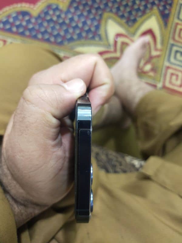 iphone 12pro bohat achi condition ma ha 7