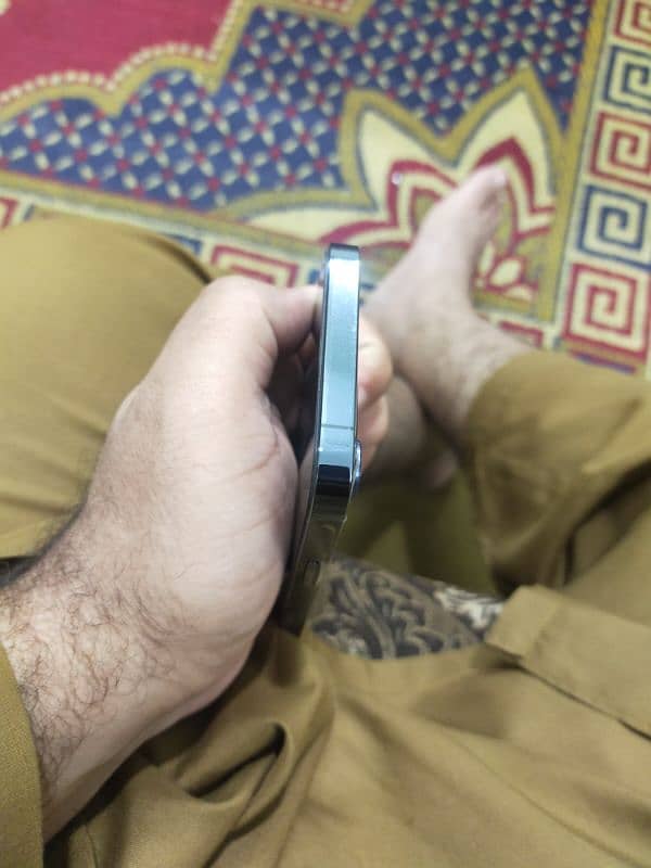 iphone 12pro bohat achi condition ma ha 8