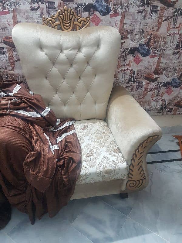 victorian style 4 seater sofa set with table only few months used. 0