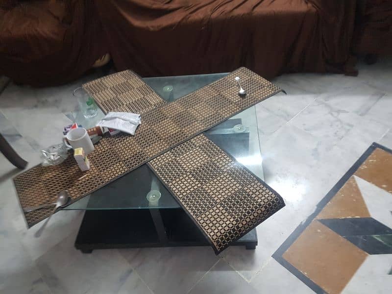 victorian style 4 seater sofa set with table only few months used. 1