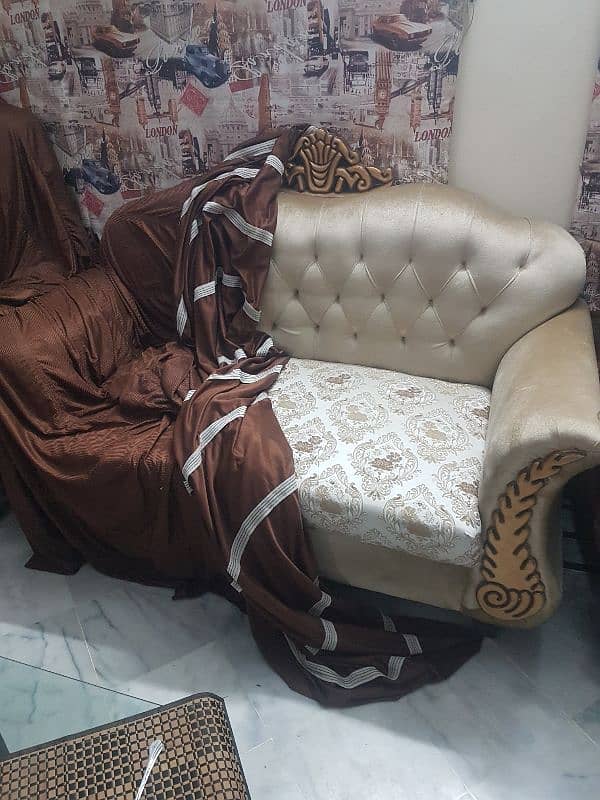 victorian style 4 seater sofa set with table only few months used. 3