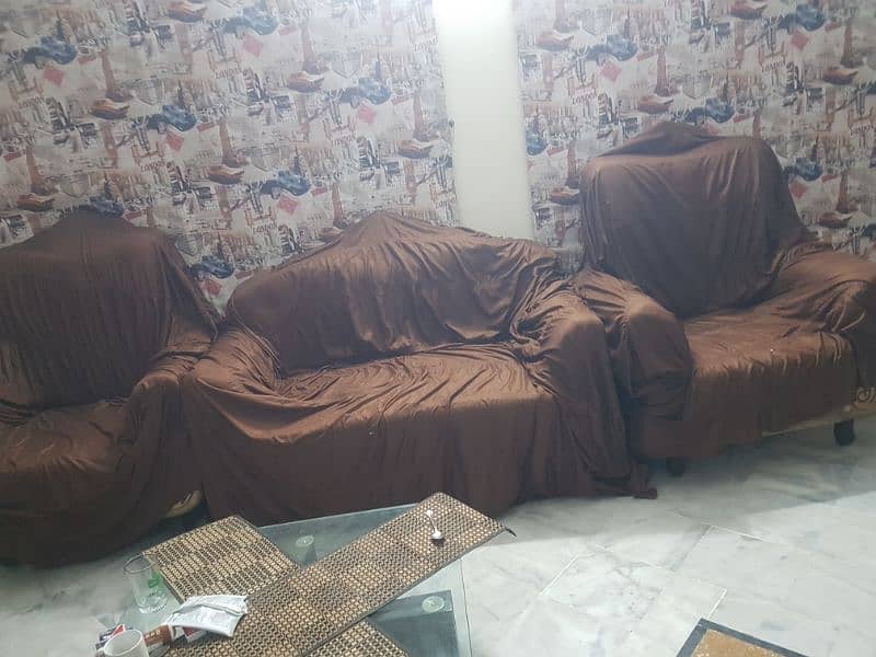 victorian style 4 seater sofa set with table only few months used. 4