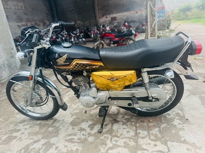 HONDA 125 self start 804 Black with Gold special 804 number 0