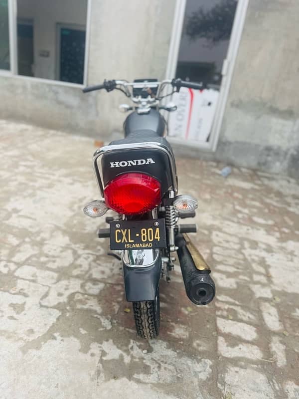 HONDA 125 self start 804 Black with Gold special 804 number 2