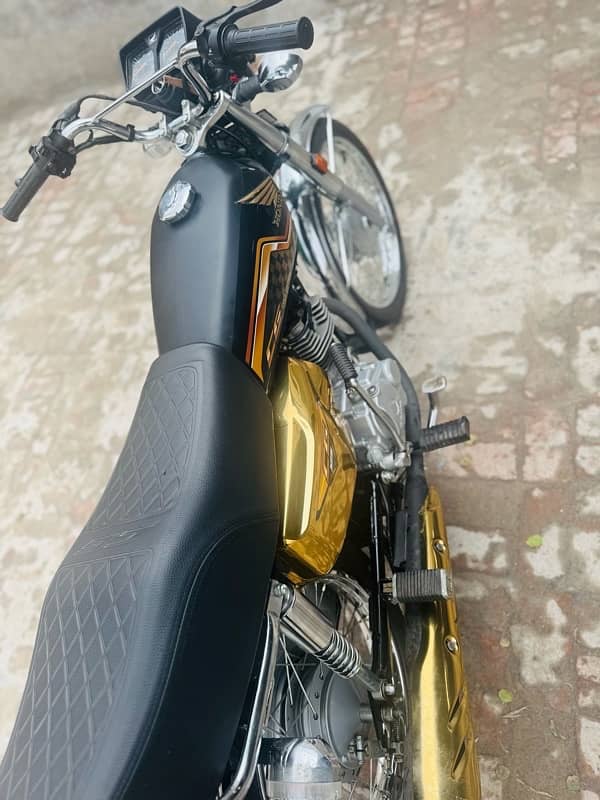 HONDA 125 self start 804 Black with Gold special 804 number 3