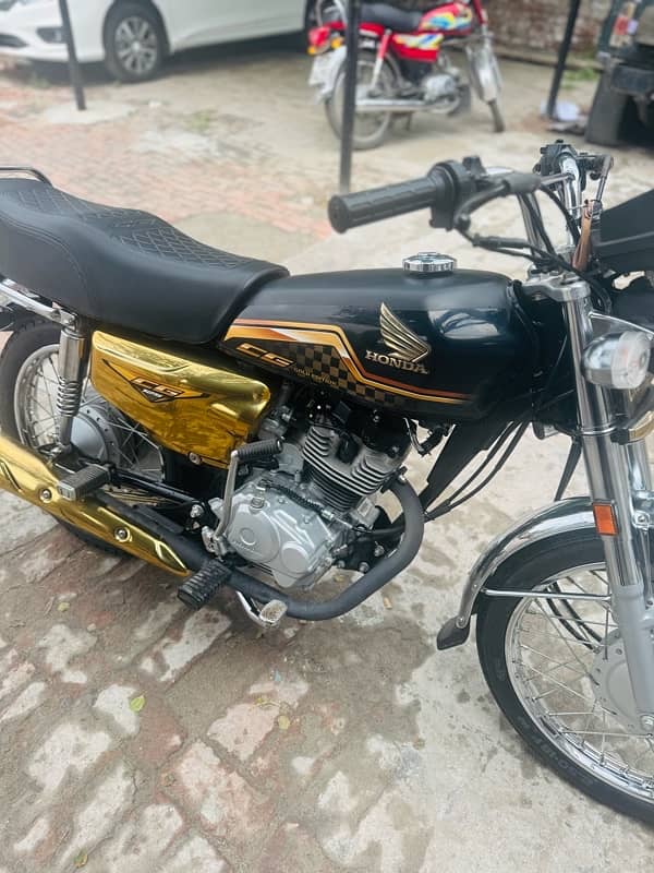 HONDA 125 self start 804 Black with Gold special 804 number 4