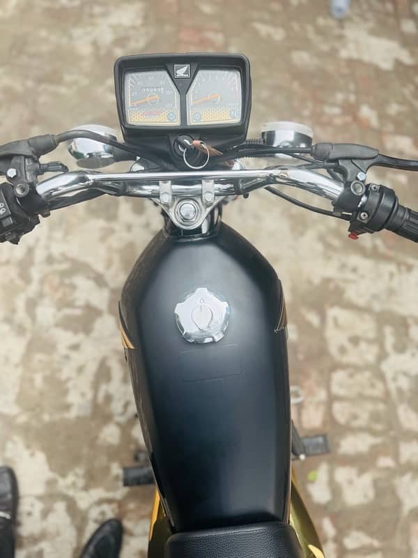 HONDA 125 self start 804 Black with Gold special 804 number 6