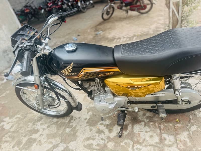 HONDA 125 self start 804 Black with Gold special 804 number 7