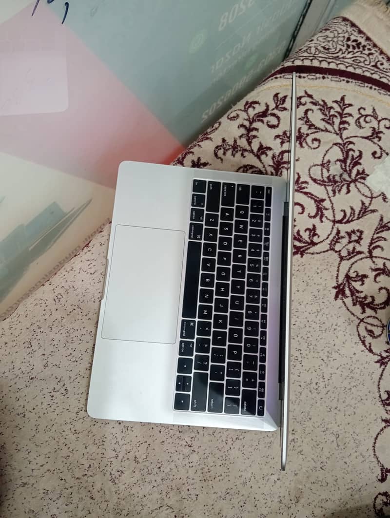 MacBook Pro 2017 core i7 16 GB RAM 13 inch 1