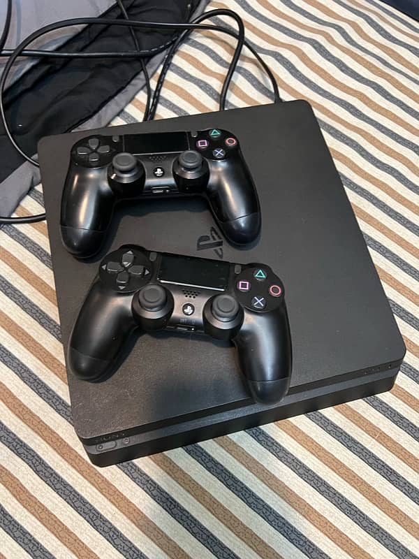 Playstation 4 Slim with 2 controllers & fifa 20 2