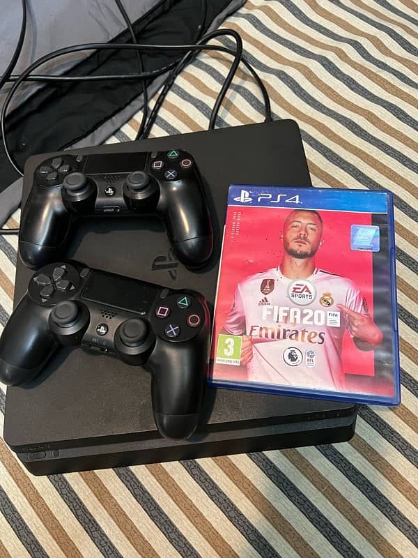 Playstation 4 Slim with 2 controllers & fifa 20 1