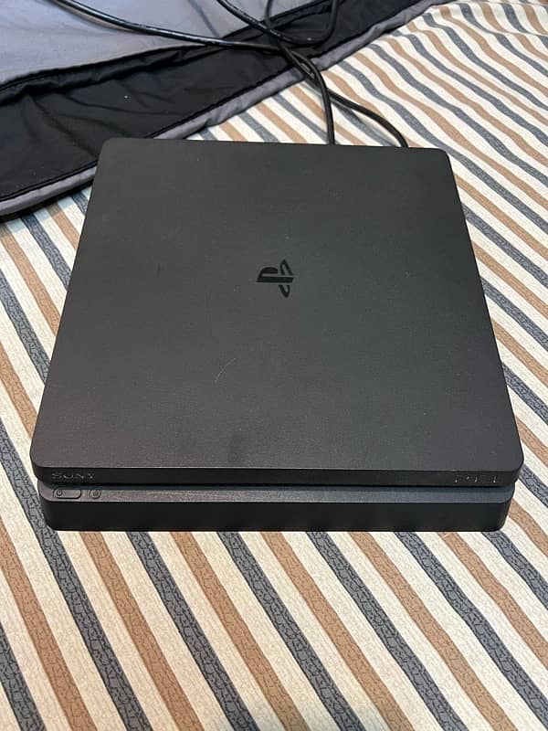 Playstation 4 Slim with 2 controllers & fifa 20 4