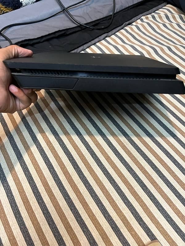 Playstation 4 Slim with 2 controllers & fifa 20 6