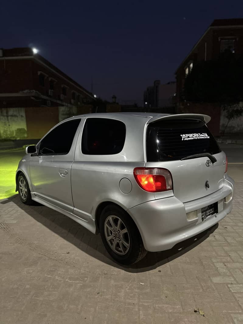 Toyota Vitz 2000 1