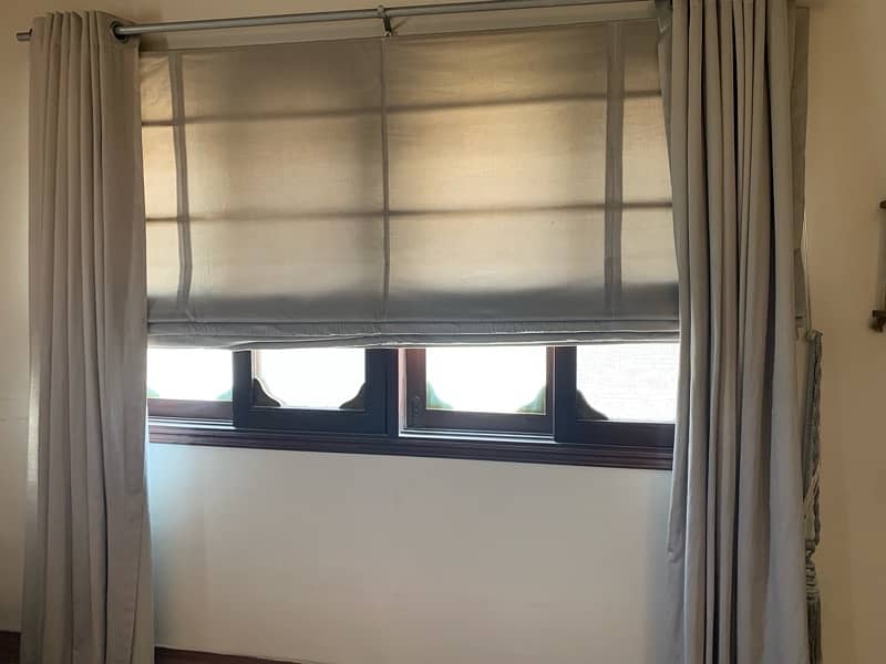 Window blinds made out of velvet fabirc and wood frame 0