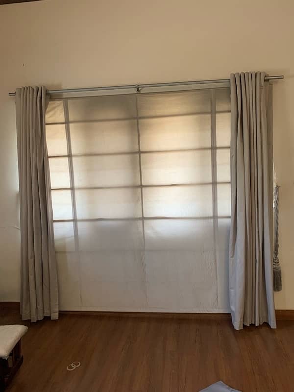 Window blinds made out of velvet fabirc and wood frame 1