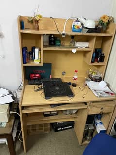 computer table in good condition