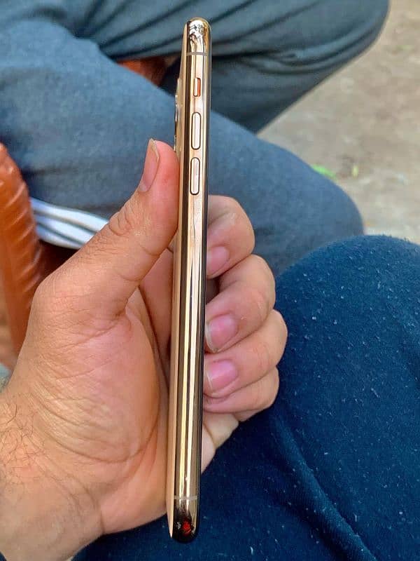 iphone 11 pro max 64 gb OFFICIALLY DUAL SIM PTA APPROVED 1