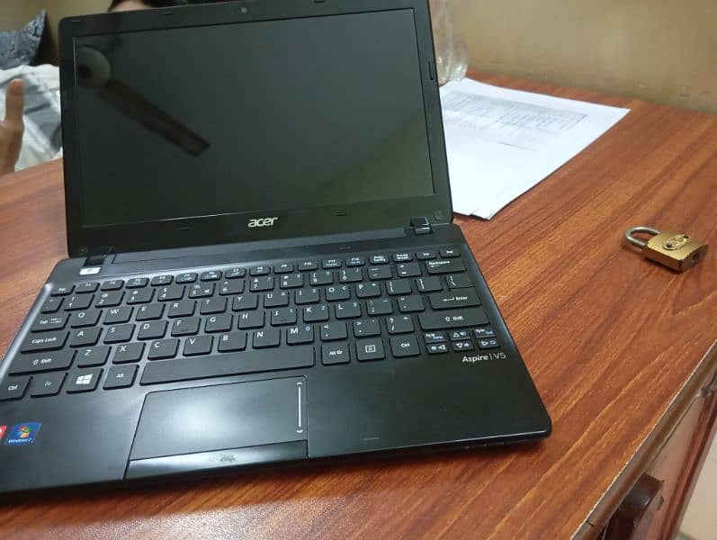 Acer Aspire v5 4 GB ram 556 rom 5