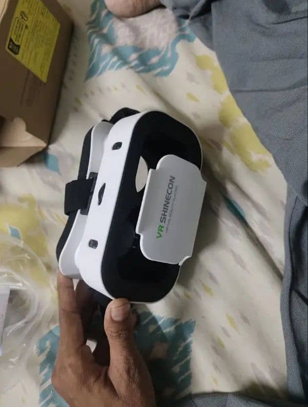 i m selling VR box new he unused conision 10!9 2