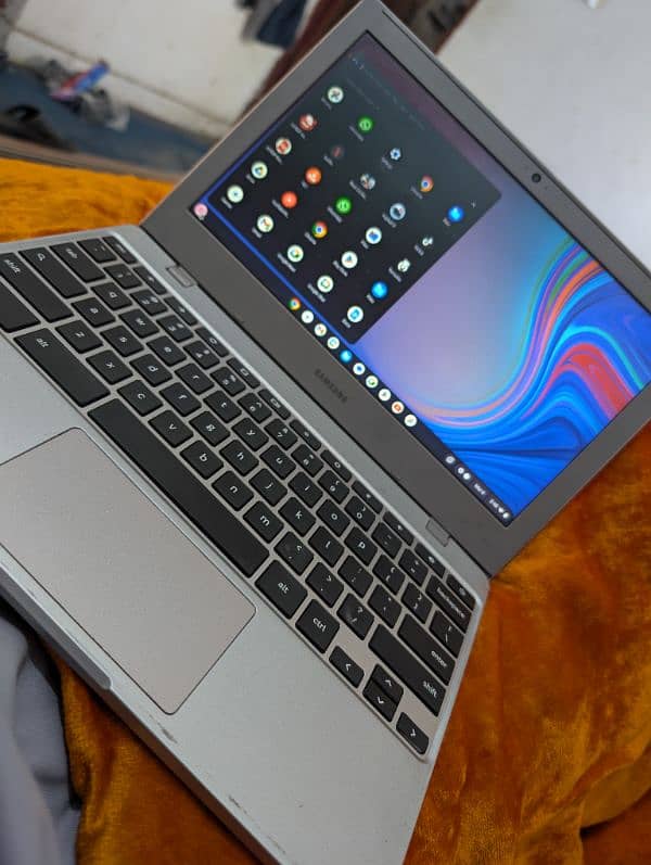 Samsung Chromebook with 32gb storage good condition 1