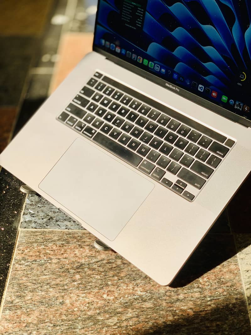 MacBook Pro 2019 (16-inch) – Core i7 | 32GB RAM | 1TB SSD. 2