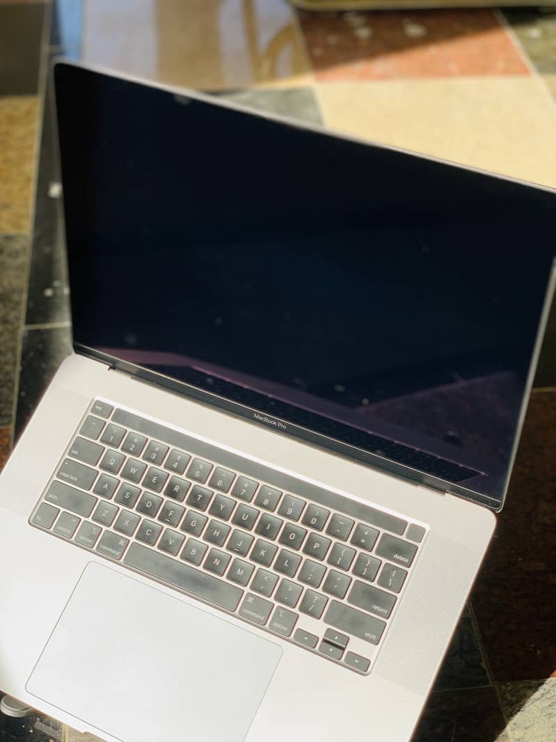 MacBook Pro 2019 (16-inch) – Core i7 | 32GB RAM | 1TB SSD. 6