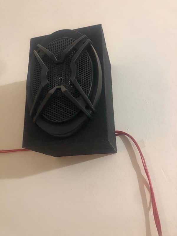 4 speaker with box read ad cearfully 4