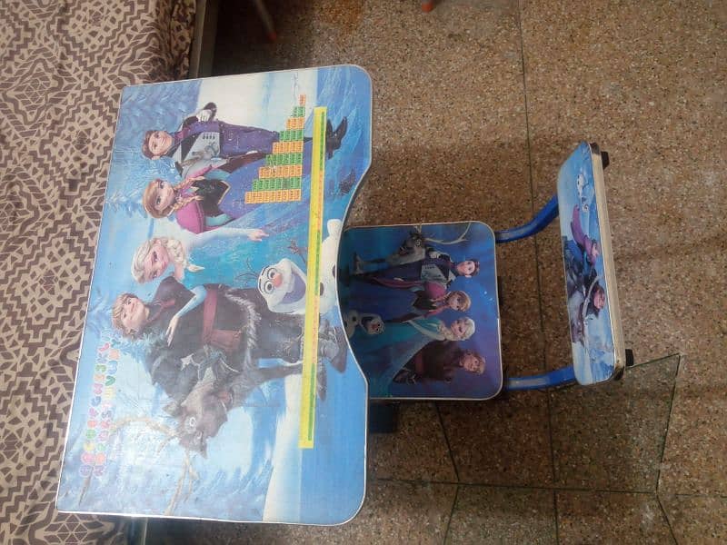 urgent kids study table and chair for sale in throw away price 2