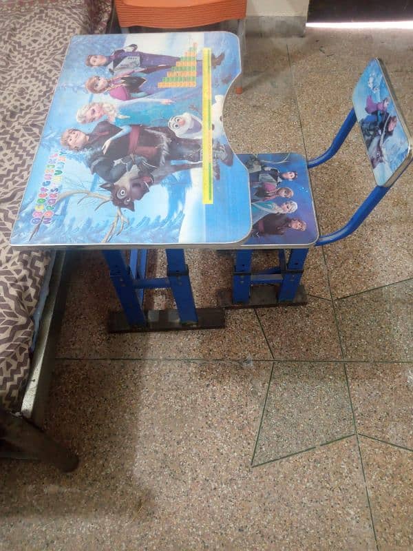 urgent kids study table and chair for sale in throw away price 3