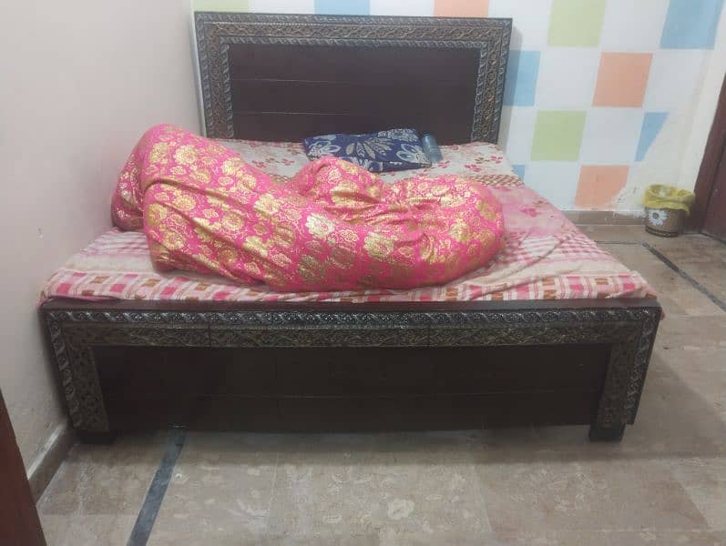 buhat sasta achi condition main double bed and mattress 0