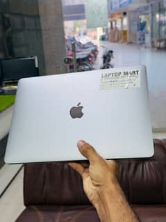 MACBOOK PRO 2017 (13.3 INCHES)