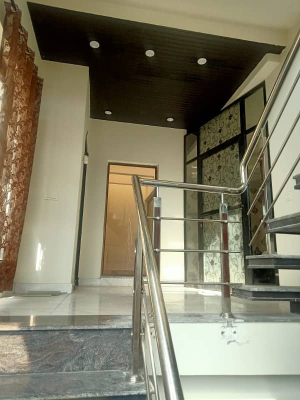 10 Marla Used House Available For Sale In Bahria Town Lahore. 13