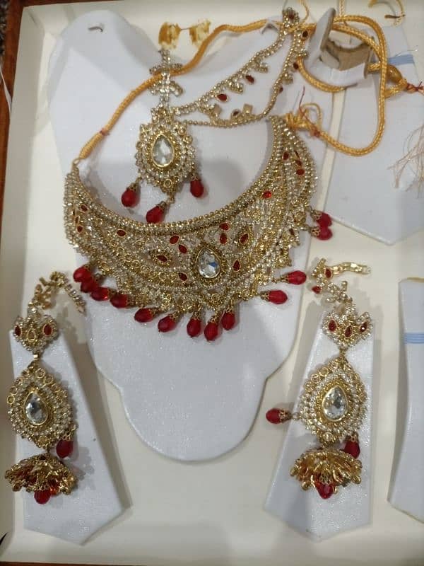 red golden heavy jewelry 0