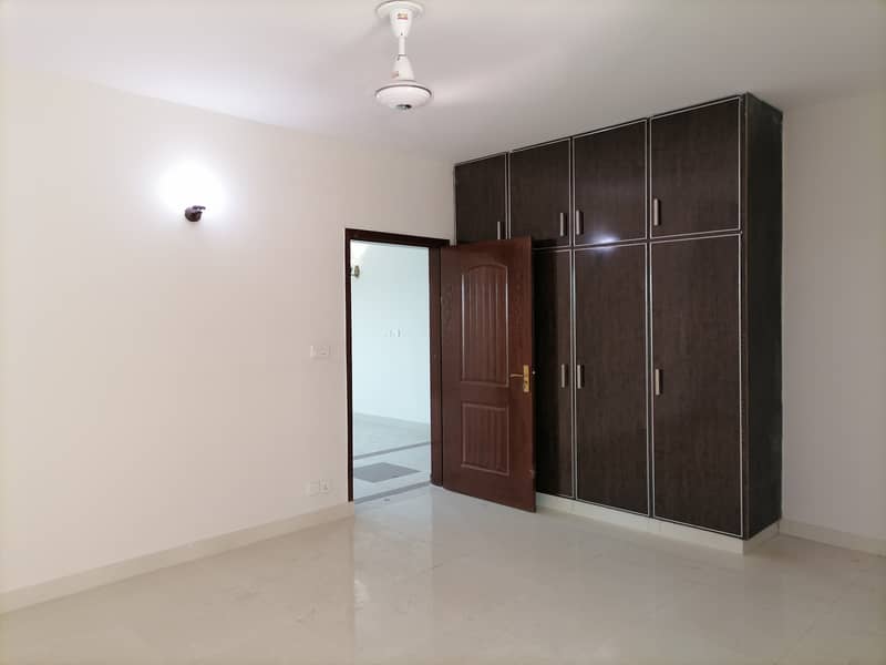 10 Marla 3 Bed Brand New Flat For Sale Askari 11 Lahore 21