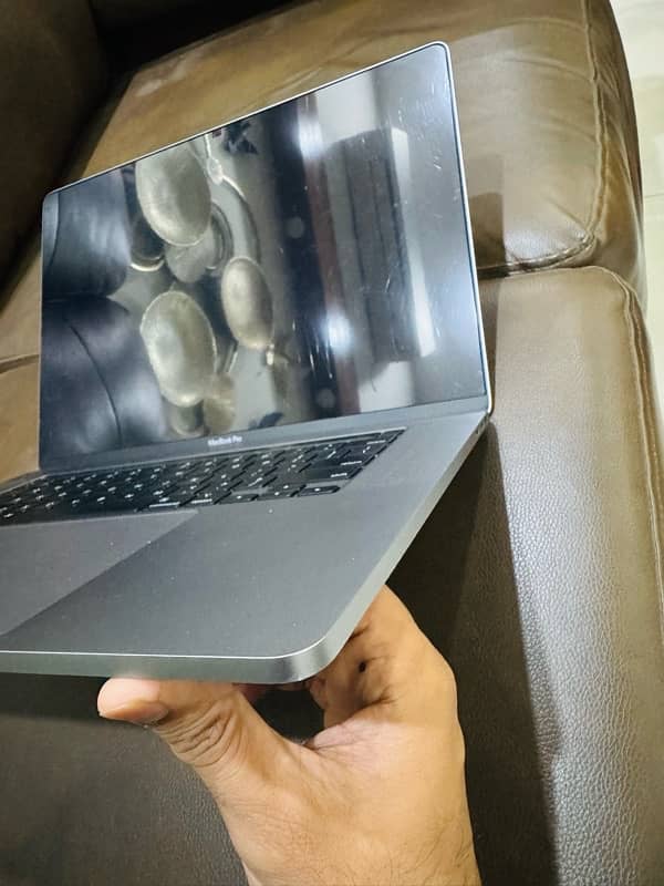 MacBook Pro 2019 i7 16 inches 3