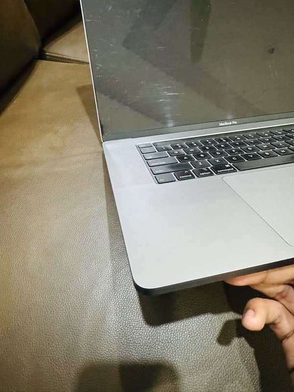 MacBook Pro 2019 i7 16 inches 4