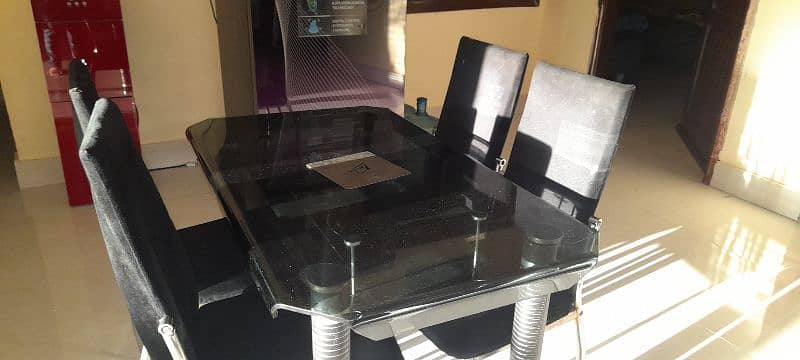 black glass dinning table in great condition and chairs 1